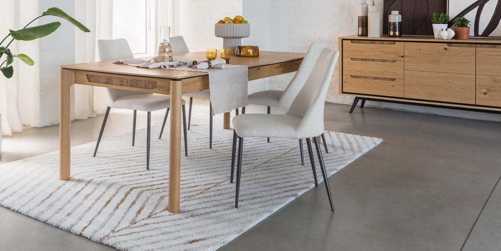 table de repas en chêne naturel et chaise tissu beige